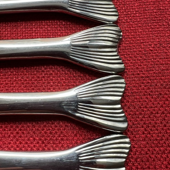 18 piece set of flatware / cutlery with fun fish-tail and shell design. - Picture 3 of 4